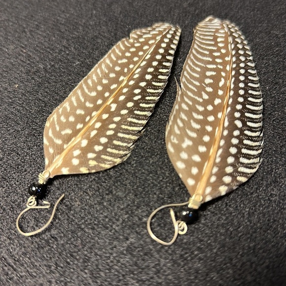 🪶Brownie black and ivory 5.5” long FEATHER EARRINGS. Ivory colored zebra stripe - Picture 2 of 8